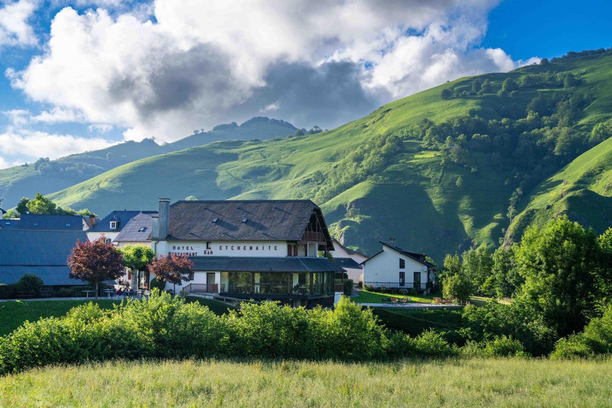 Logis Hotel Etchemaite Ларро Екстер'єр фото