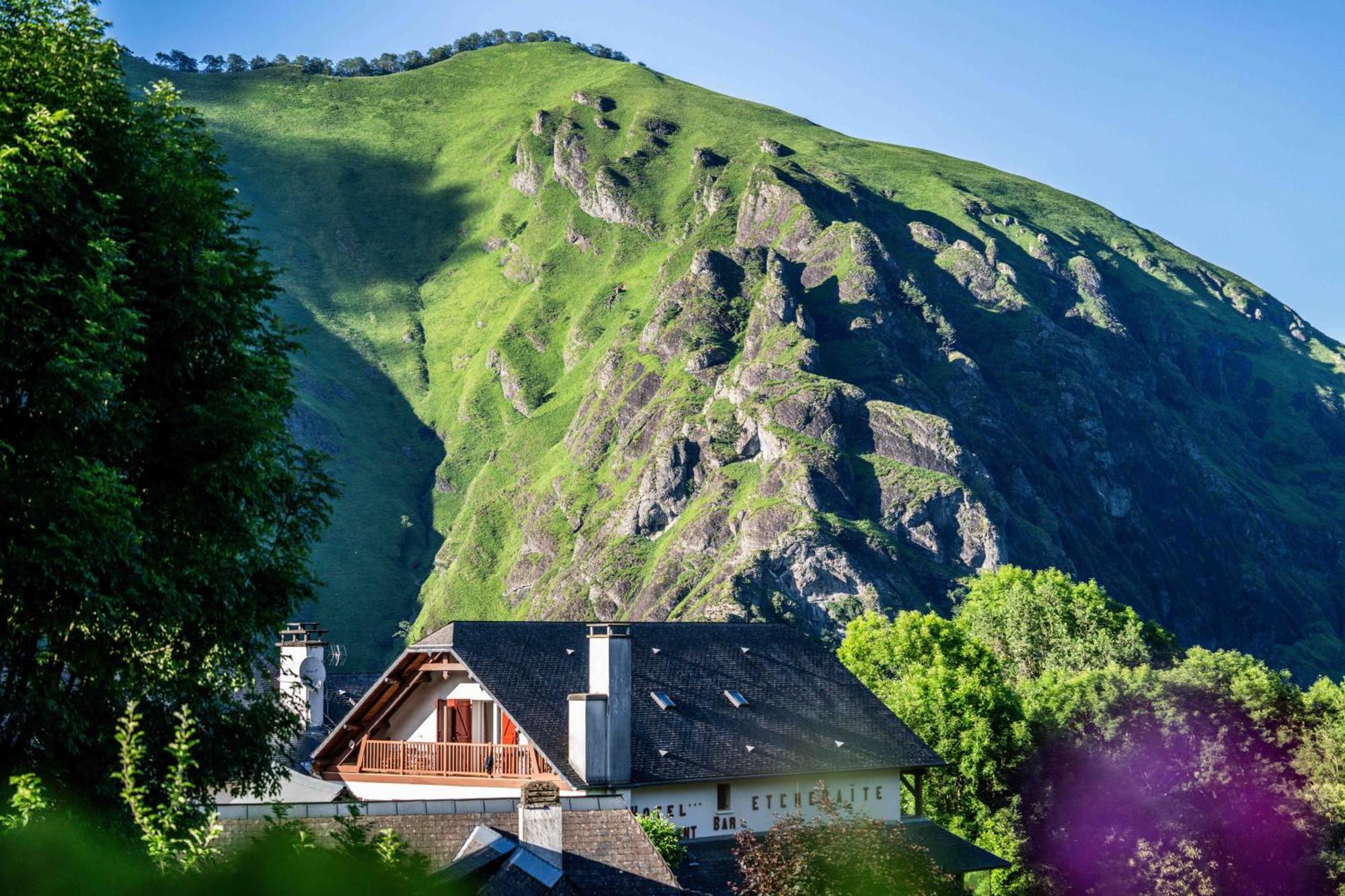 Logis Hotel Etchemaite Ларро Екстер'єр фото