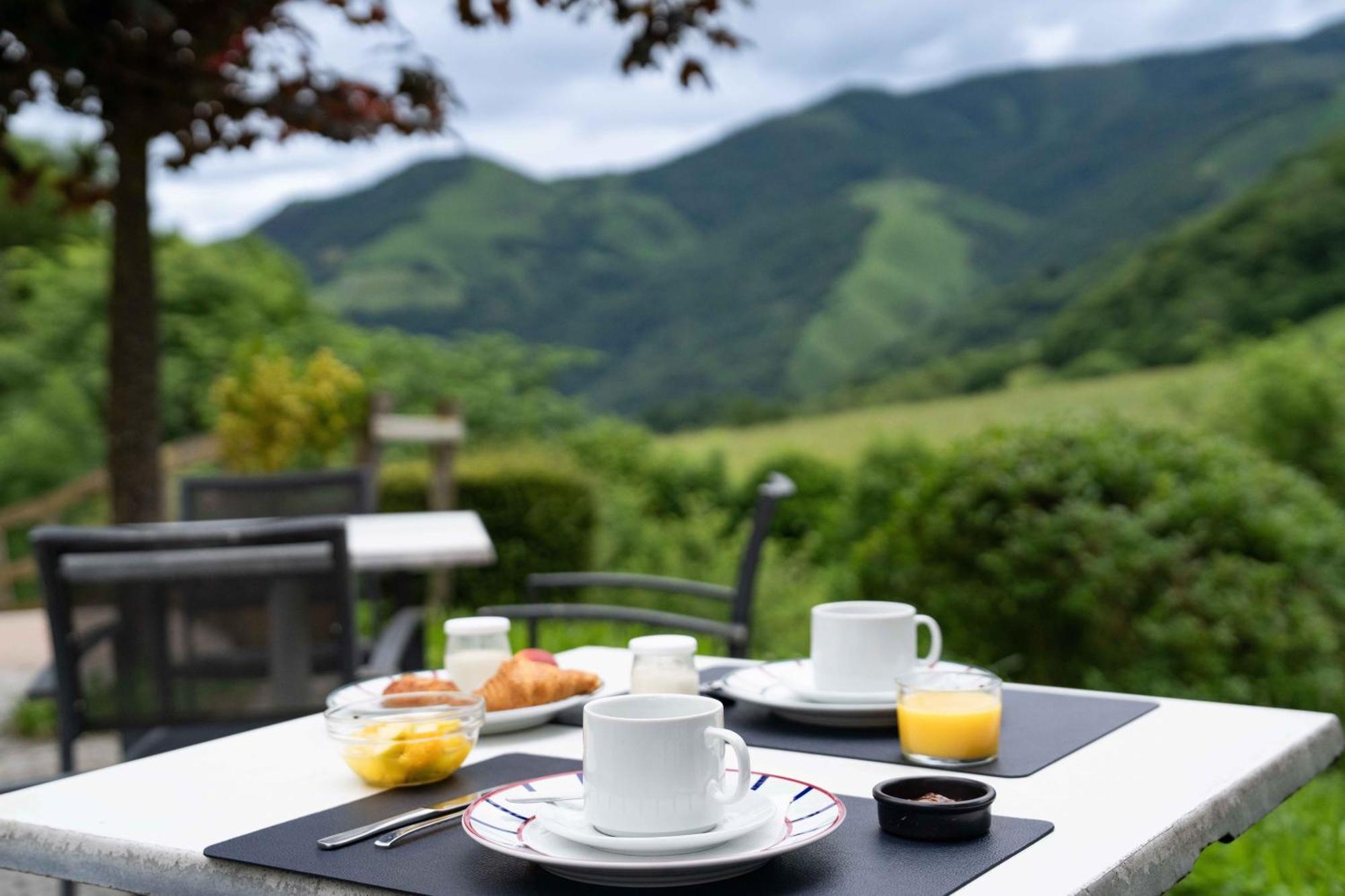 Logis Hotel Etchemaite Ларро Екстер'єр фото