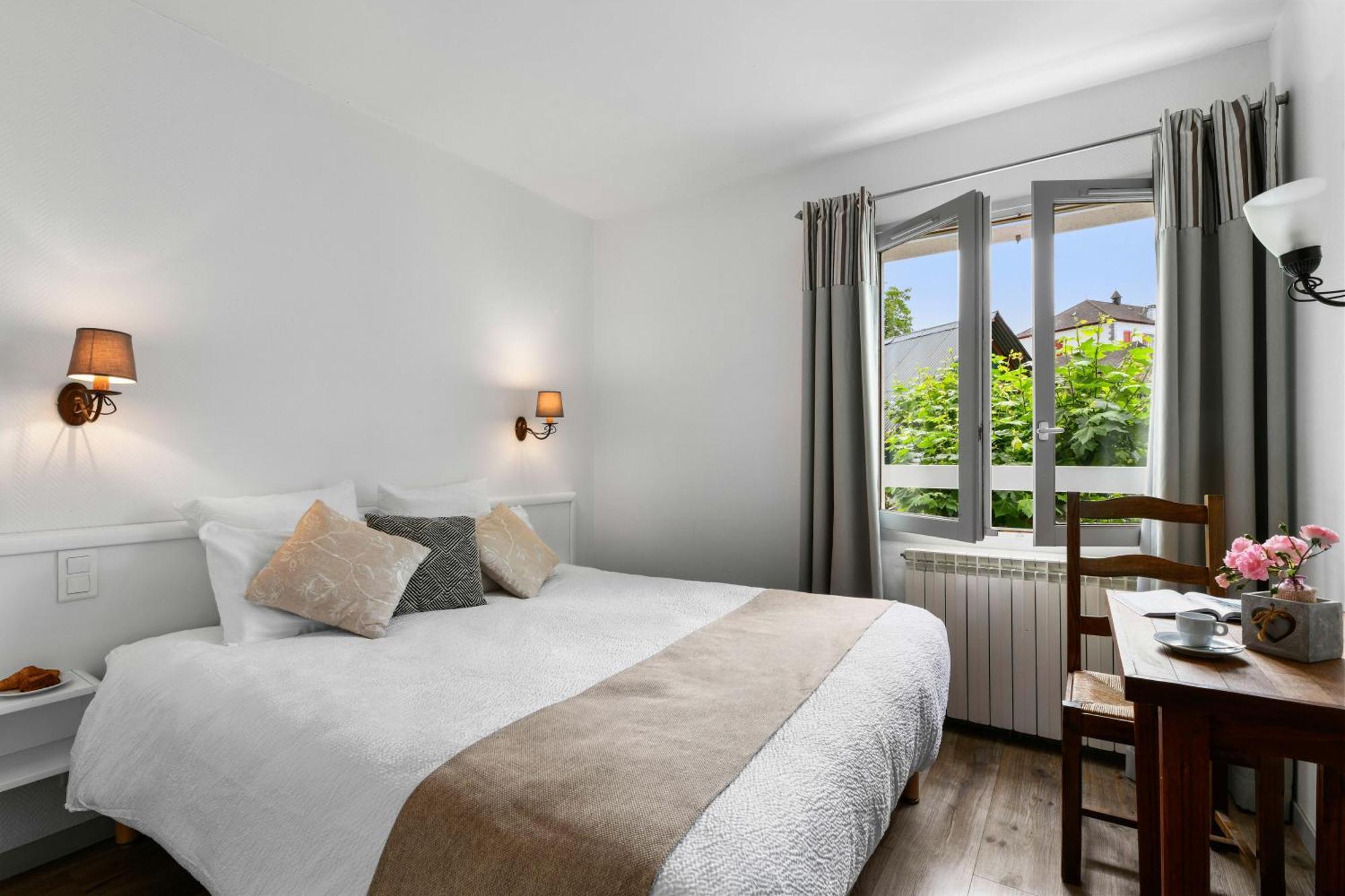 Logis Hotel Etchemaite Ларро Екстер'єр фото
